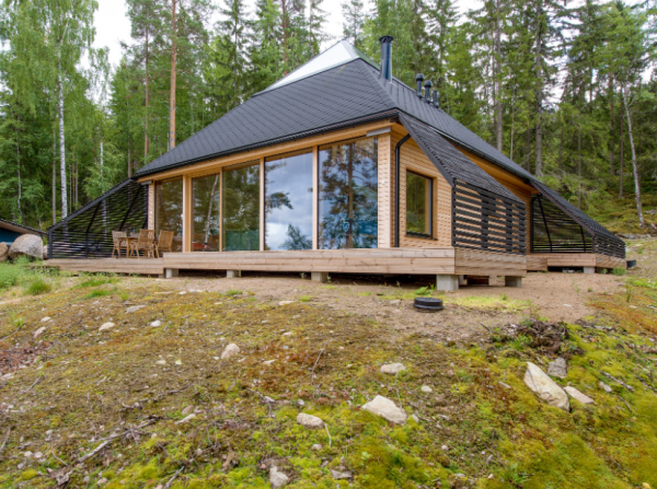 Atap rumah dengan bentuk piramida modern